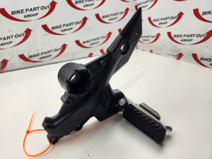 RH Foot Peg And Mount Kawasaki EX650 Ninja 650 L 17-25 35063-1349-18R