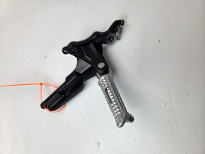 RH Foot peg and mount plate Triumph Thruxton 1200 Speed Twin 1200 RS T2081084 T2082103