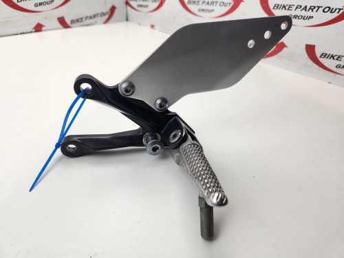 LH Foot Peg Bracket Mount Stay Kawasaki Ninja ZX10 ZX10R ZX1000 06-10 35063-0226