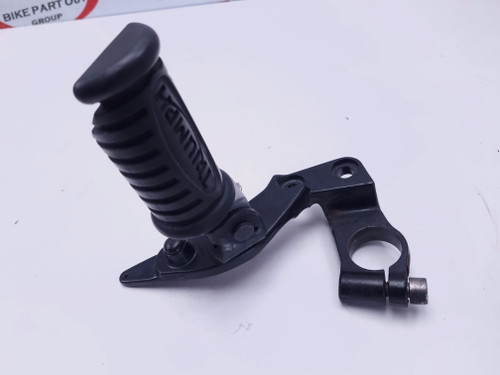 RH foot peg and mount bracket Triumph Bonneville T100 Carb EFI T2075061 RH foot peg and mount bracket Triumph Bonneville T100 Carb EFI T2075061