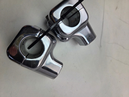 Risers Bar clamps 2in 1 1/4in dia Harley Davidson Dyna Softail Fatboy 07-17 56887-07 56889-07