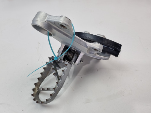 LH Footpeg mount bracket Husqvarna Enduro Supermoto 701 20-23 KTM 690 19-24 7690303804401