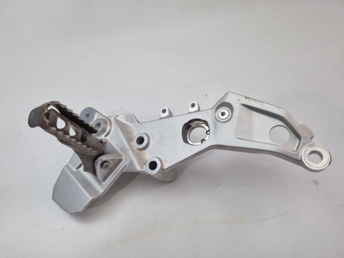  Right foot rest peg mount plate bracket BMW F850 GS F750 K80 K81 46718393176
