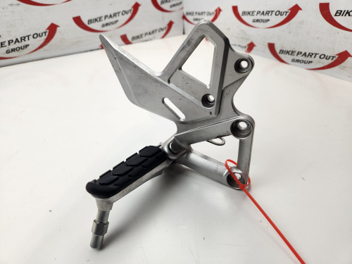 RH foot peg and mount VFR800 VFR 800 Honda 14-17 50600-MJM-D10