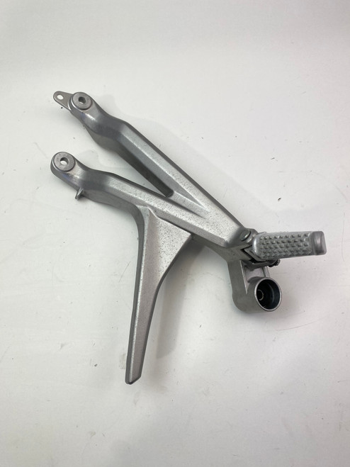 RH pillion foot peg and mount Honda  VFR800 VFR 800  14-17 50671-MJM-D00