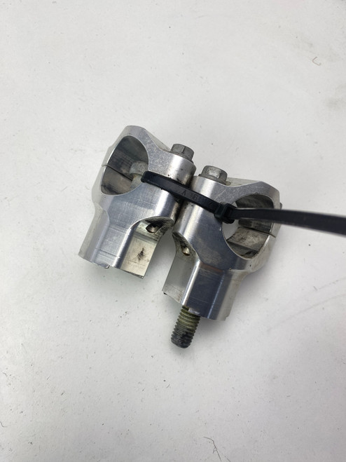 Handlebar clamps KTM690 Enduro 08-18 77201038000