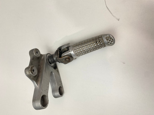 LH foot peg and mount Suzuki GSXR750 00-03 GSXR600 01-03 GSXR1000 01-02 43521-35F00