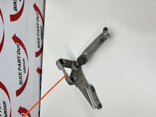RH foot peg and mount Suzuki GSXR600 97-00 43511-33E10