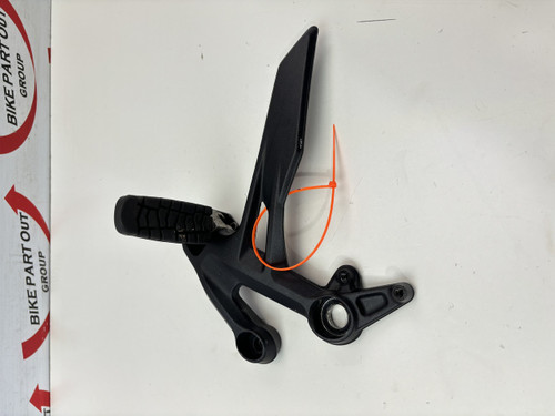RH foot peg and mount KTM Duke 890 20-22 790 18-21 6410303901033