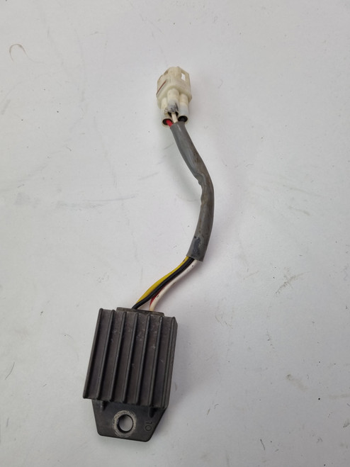 Rectifier voltage regulator Beta 350 400 390 430 450 480 498 525 RR 4T 06-17 250 300 2T 13-17 27.28101.000 Rectifier voltage regulator Beta 350 400 390 430 450 480 498 525 RR 4T 06-17 250 300 2T 13-17 27.28101.000