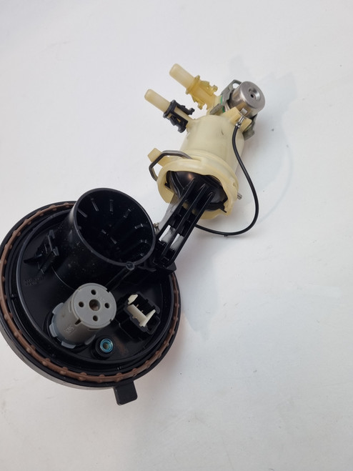 Filler neck top plate Harley Davidson M8 Touring tourer 08-24 75069-08D Filler neck top plate Harley Davidson M8 Touring tourer 08-24 75069-08D