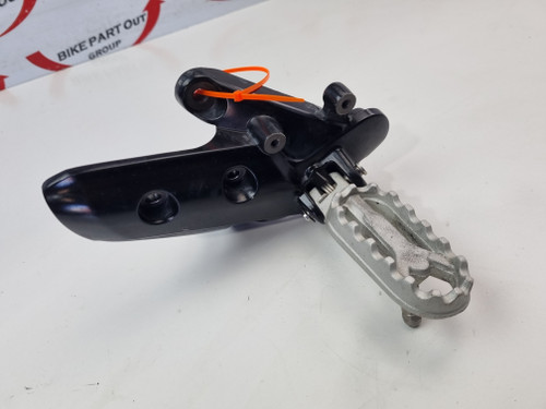 RH Foot peg and mount plate Triumph Scrambler 1200 XE XC T2081572