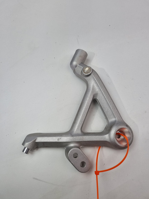 RH Headlight bracket mount Triumph Scrambler 1200 XE XC T2700916 RH Headlight bracket mount Triumph Scrambler 1200 XE XC T2700916