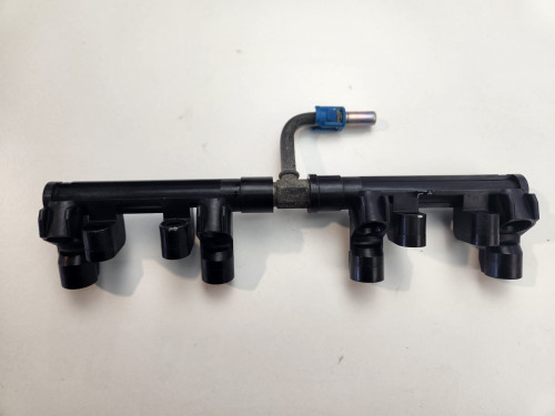 Fuel Rail Suzuki GSXR600 04-21 GSXR750 04-22 13473-29G00 13473-14J10 Fuel Rail Suzuki GSXR600 04-21 GSXR750 04-22 13473-29G00 13473-14J10