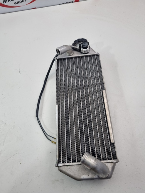 RH Fill side radiator DRZ400 DRZ 400 SM S 41200-29F70 RH Fill side radiator DRZ400 DRZ 400 SM S 41200-29F70
