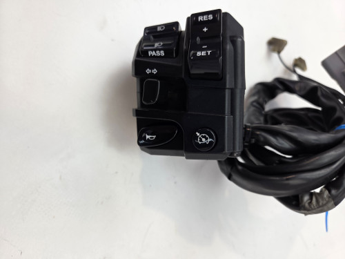 LH Switch blinkers lights horn Yamaha MT10 MT-10 16-21 B67-83954-01 LH Switch blinkers lights horn Yamaha MT10 MT-10 16-21 B67-83954-01