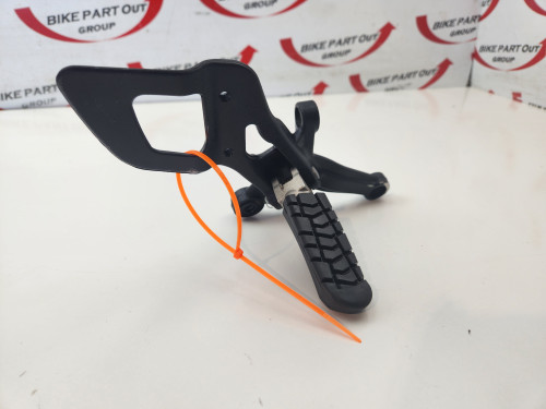 RH Foot Peg And Mount KTM 690 Duke R 13-17 7600303800033S RH Foot Peg And Mount KTM 690 Duke R 13-17 7600303800033S