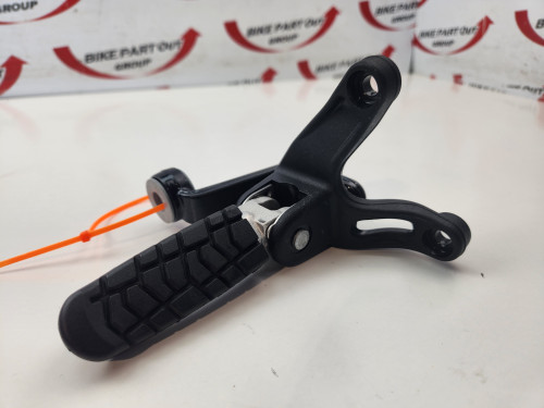 RH Pillion Peg And Mount KTM 690 Duke R 13-17 7600304900033S RH Pillion Peg And Mount KTM 690 Duke R 13-17 7600304900033S