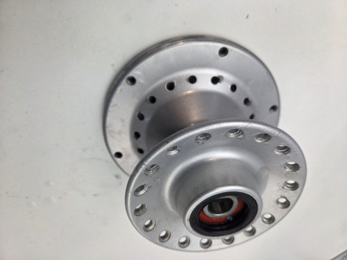 Front Wheel Hub Triumph Thruxton  900 Bonneville  EFI T2001368