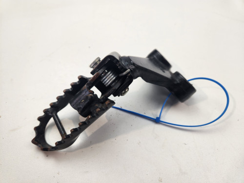 LH Foot Peg And Mount Suzuki DR650 DR650 SE 00-21 43520-32E00 LH Foot Peg And Mount Suzuki DR650 DR650 SE 00-21 43520-32E00