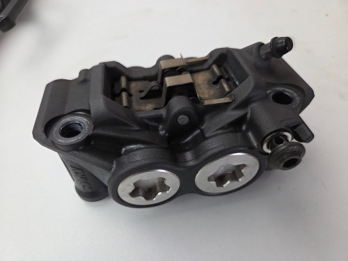 RH Front brake caliper Yamaha MT-09 MT09 14-25 YZF-R7 22-25 1RC-2580U-00 RH Front brake caliper Yamaha MT-09 MT09 14-25 YZF-R7 22-25 1RC-2580U-00