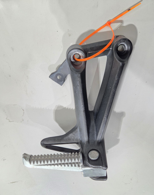 RH Pillion peg Yamaha MT-09 MT09 XSR900 14-21 1RC-2742L-02 RH Pillion peg Yamaha MT-09 MT09 XSR900 14-21 1RC-2742L-02
