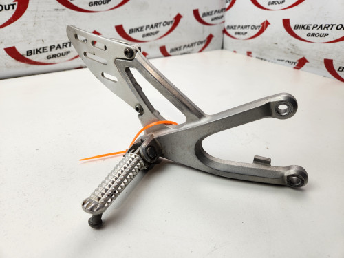 RH Foot Peg And Mount Yamaha YZF-R1 R1 07-08 4C8-27443-00 RH Foot Peg And Mount Yamaha YZF-R1 R1 07-08 4C8-27443-00