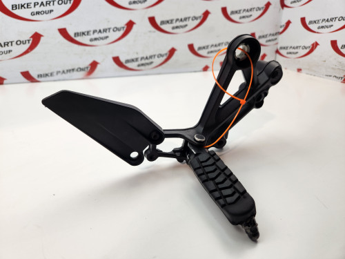RH Foot Peg And Mount KTM 390 Duke 17-23 93003039000