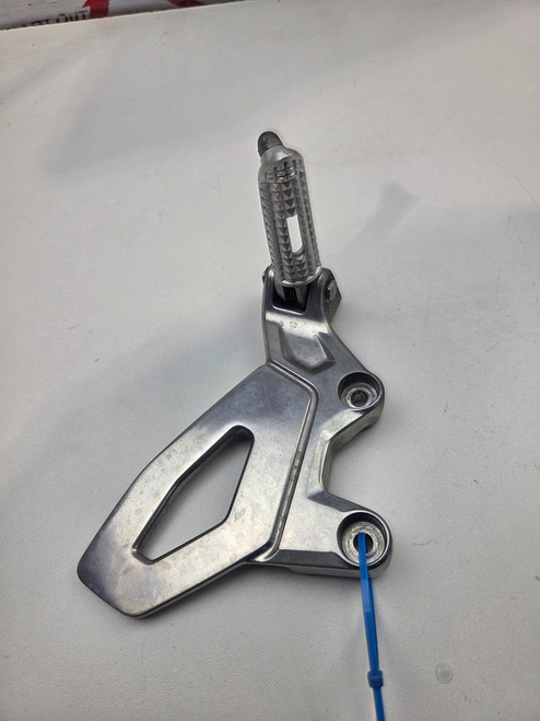 LH Foot peg and mount Triumph Tiger Sport 660 T2087521 T2082831