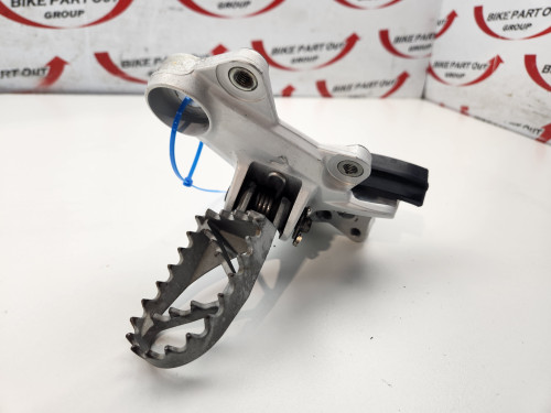 LH Foot Peg And Mount KTM 690 SMC R 19-24 690 Enduro R 19-26 7690303804401