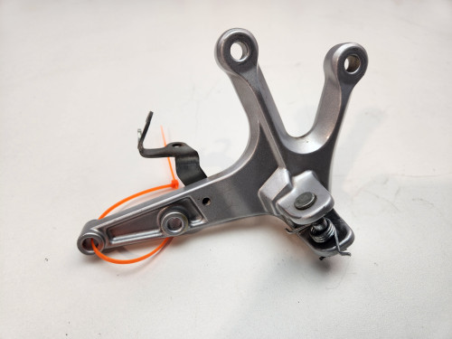 RH Foot Peg Bracket Yamaha YZF-R3 YZF R3 15-18 1WD-F7443-00