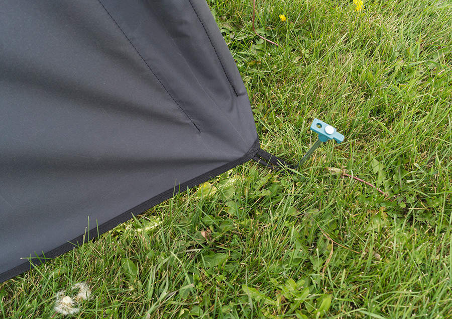 Protection blind with removable ground spikes