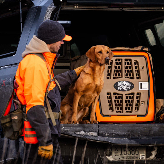 Lucky Duck Lucky Kennel, Intermediate/Upland Orange Lifestyle Image