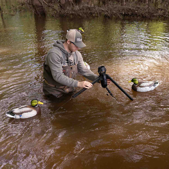 Higdon Outdoors Decoy Motion Machine In-the-Field Setup Image