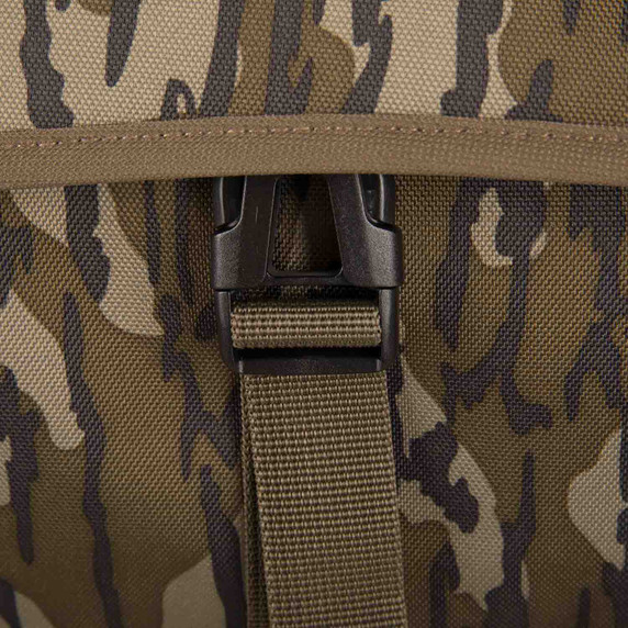 Buckle Image of the Drake Waterfowl Hardline Blind Bag.