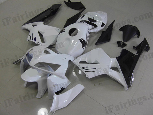 Honda CBR600RR 2005 2006 white/black fairing kits, this Honda CBR600RR 2005 2006 plastics was applied in white/blackgraphics, this 2005 2006 CBR600RR fairing set comes with the both color and decals shown as the photo.If you want to do custom fairings for CBR600RR 2005 2006,our talented airbrusher will custom it for you.