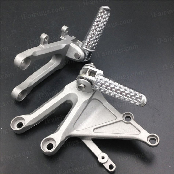 Aluminum alloy made replacement rider/front foot pegs and mount bracket kits for 2004-2007 Honda CBR1000RR, this style footrest assembly are light weight than OEM stock footrest and race-inspired design provides excellent traction and feedback. CNC machined from high-impact aluminum for durability and precise fitment.