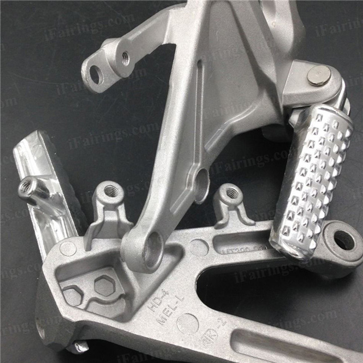 Aluminum alloy made replacement rider/front foot pegs and mount bracket kits for 2004-2007 Honda CBR1000RR, this style footrest assembly are light weight than OEM stock footrest and race-inspired design provides excellent traction and feedback. CNC machined from high-impact aluminum for durability and precise fitment.