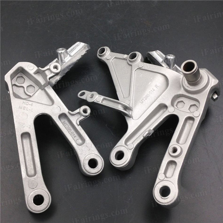 Aluminum alloy made replacement rider/front foot pegs and mount bracket kits for 2004-2007 Honda CBR1000RR, this style footrest assembly are light weight than OEM stock footrest and race-inspired design provides excellent traction and feedback. CNC machined from high-impact aluminum for durability and precise fitment.