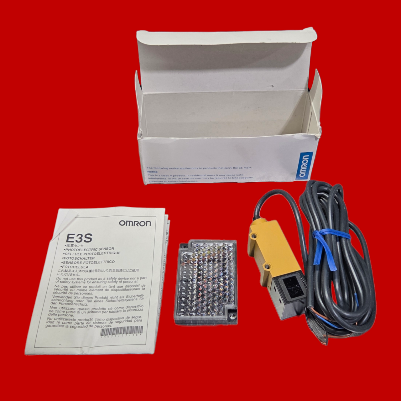 Omron E35-RS30B42-30 Photoelectric Sensor, Transparency Detect, Infrared, PNP Select, E3S Series
