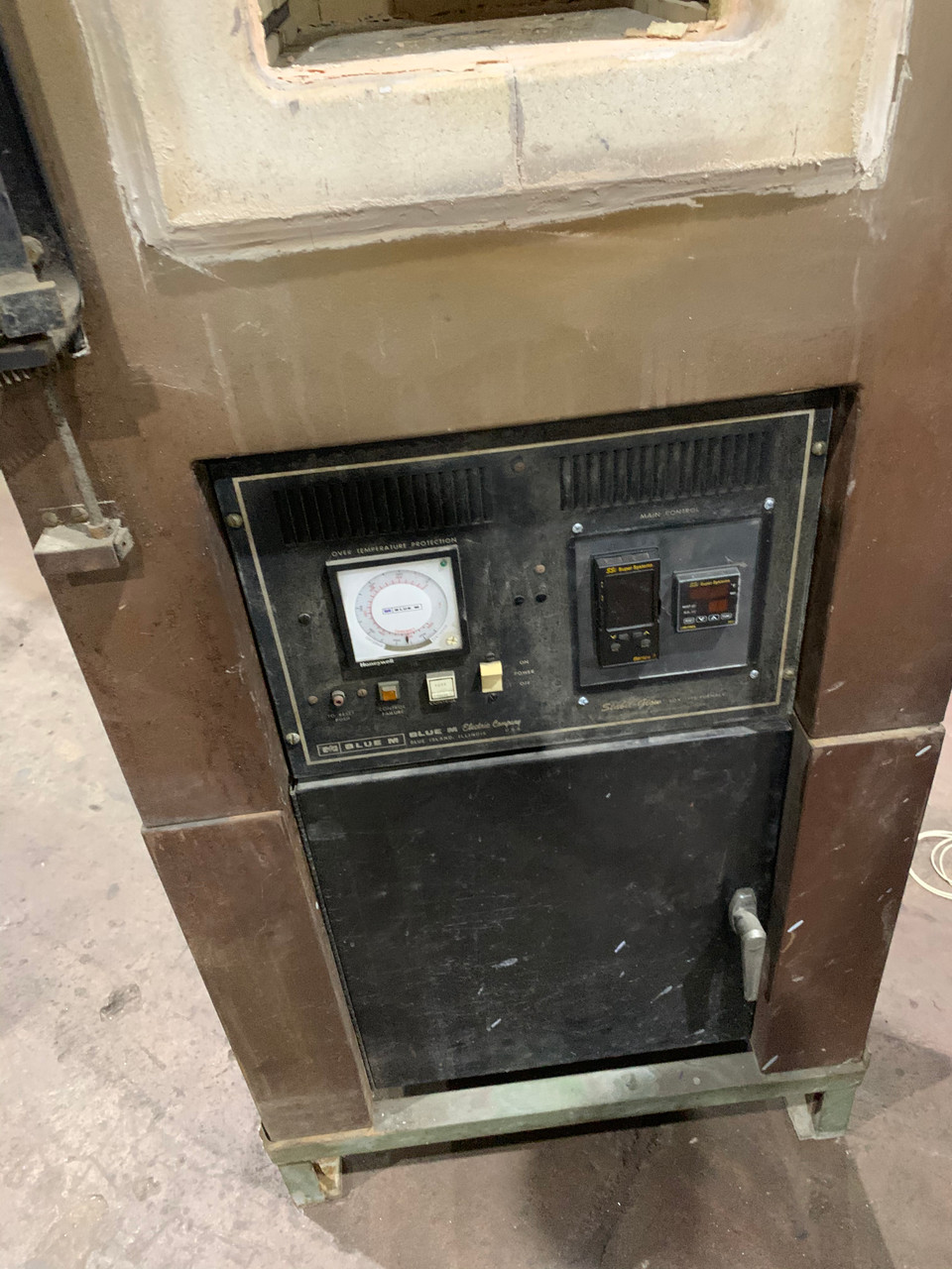 Blue M Model 8640F-3 Electric Oven, 10" x 10" x 16" D, 2000 Deg F, 240/3/60