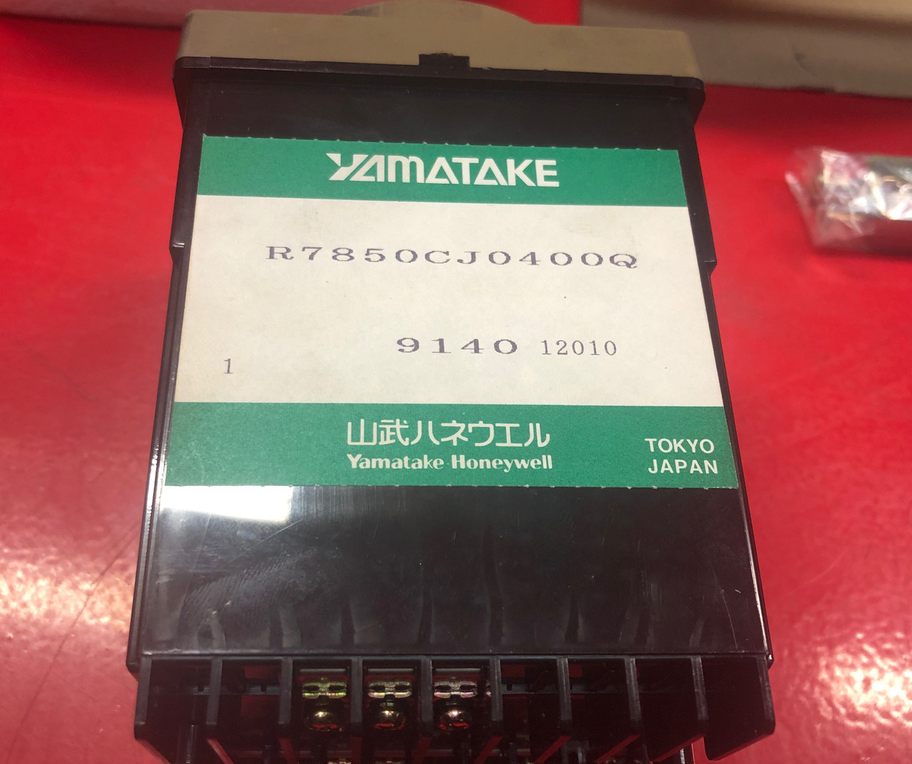 Yamatake Honeywell R7850CJ0400Q Temperature Controller