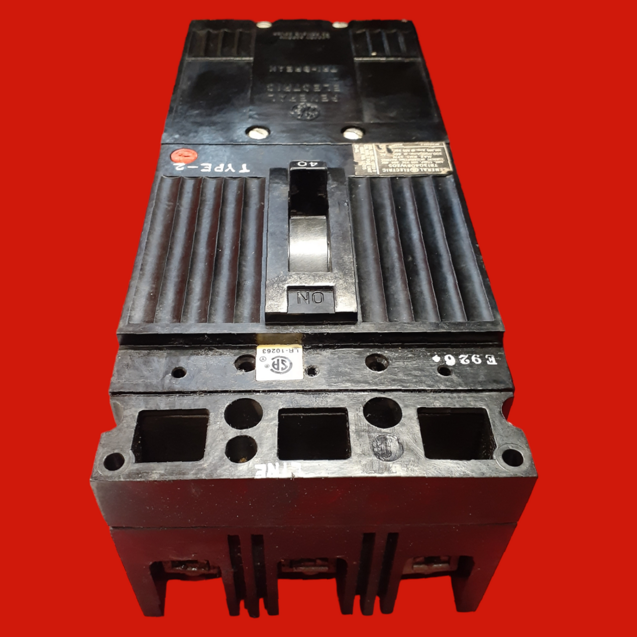 GE Molded Case Tri-Break Circuit Breaker, TB13040BWE05