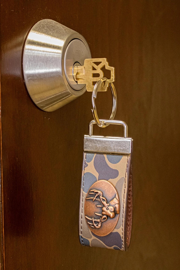 Zep-Pro Buck Hunting Old School Camo Leather Loop Keychain - Brown/Tan