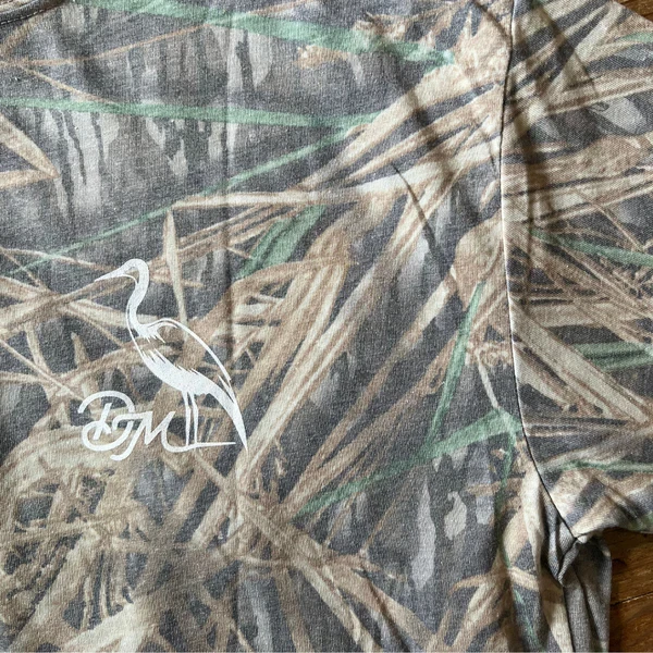 Dirty Marsh Outfitters Men's Backshore Logo Tee - Washed Out Mossy Oak Shadow Grass