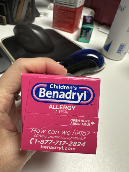 Benadryl Children's Allergy Relief Liquid Medicine with Diphenhydramine HCl, Kids' Allergy Syrup for Allergy Symptoms Like Runny Nose, Itchy Eyes & More, Cherry Flavor, 4 fl. oz