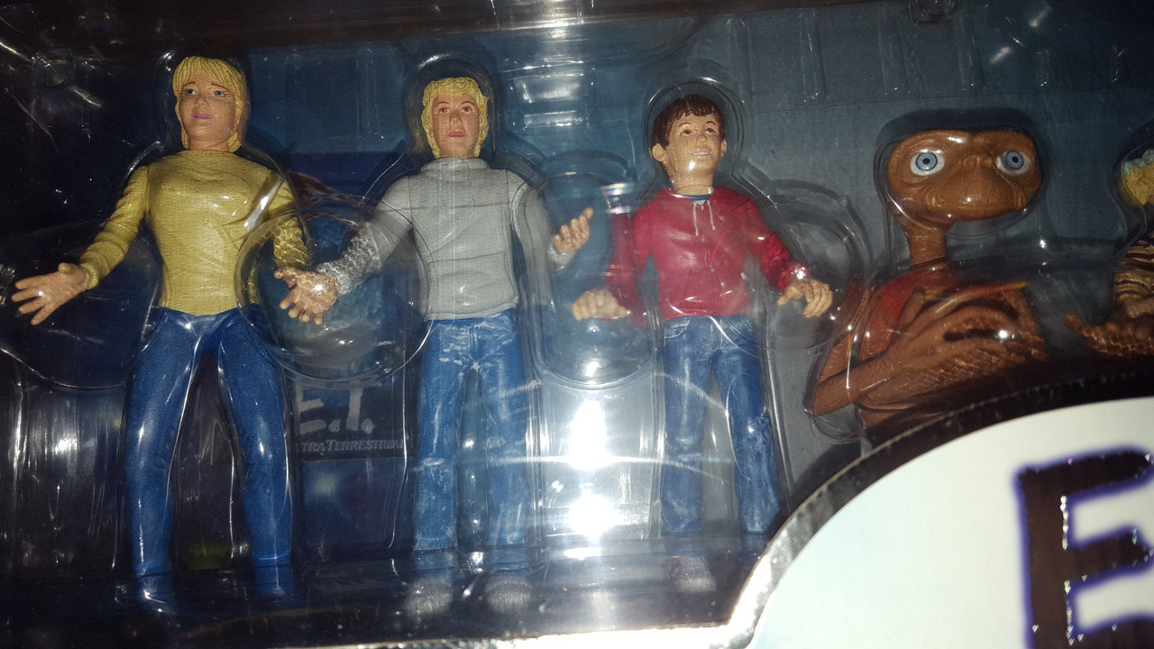 E. T. - The Extra Terrestrial 7 Piece Figure Collection of only 8000.