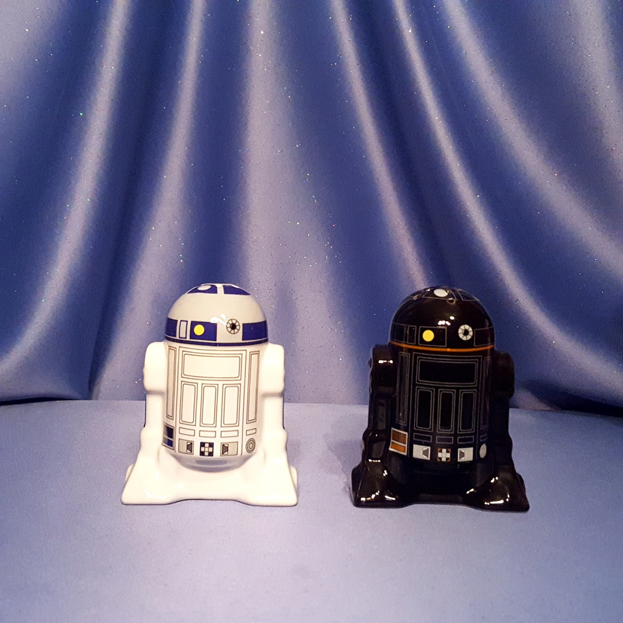 Star Wars Disney R2-D2 And R2-Q5 Droid Ceramic Salt And Pepper Shakers NIB