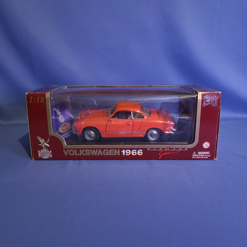 1966 Volkswagen Karmann-Ghia ダイキャスト 1966 Volkswagen Karmann Ghia Blue Metallic with White Top 1