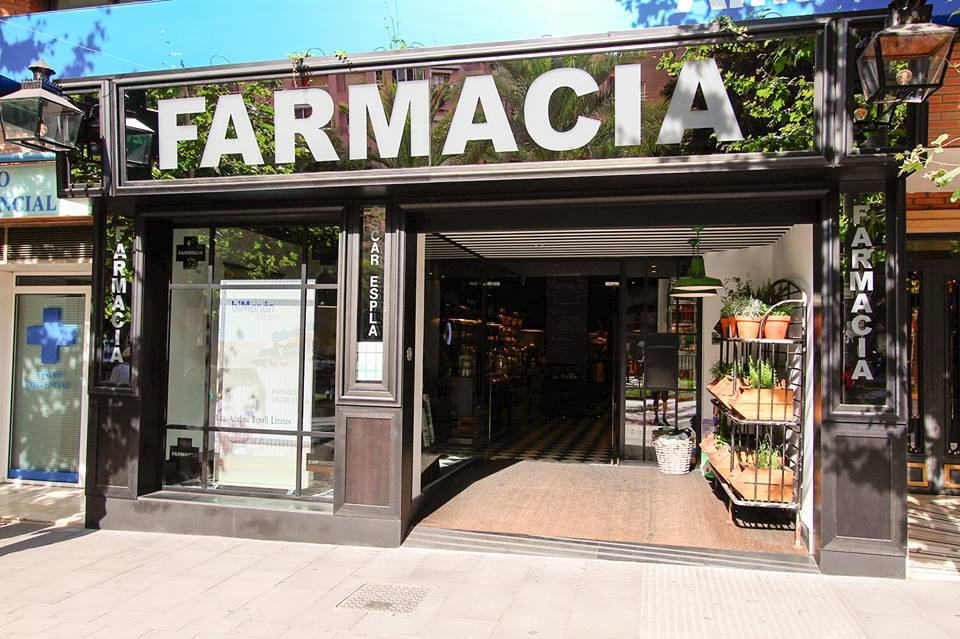 Interior de Farmacia Carmen Ortiz en Benacazón (Sevilla)